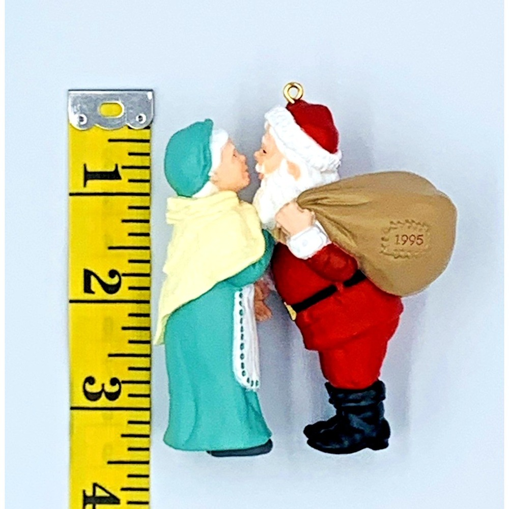 1995 #10 Christmas Eve Kiss Mr. and Mrs. Claus Hallmark Keepsake Ornament QX5157 - Picture 7 of 11